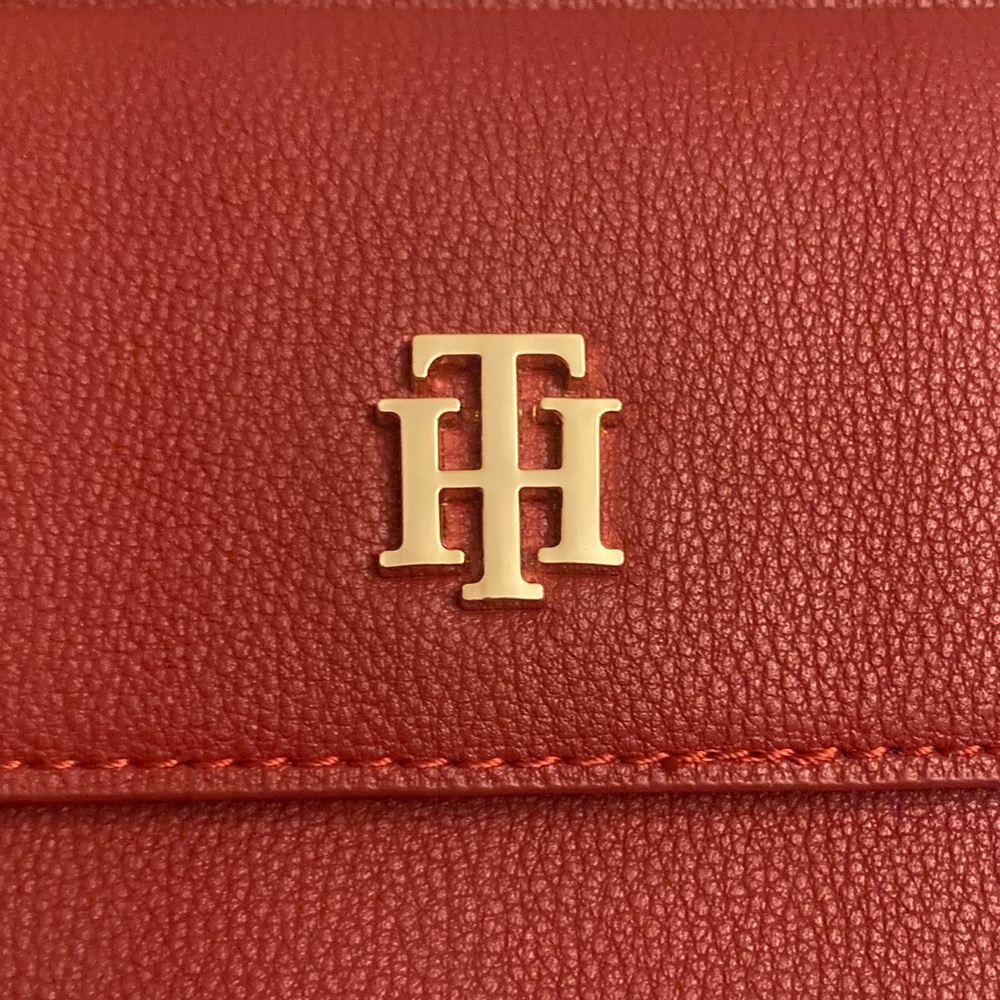 NWOT Tommy Hilfiger Elegant Red Crossbody Bag - Picture 2 of 16